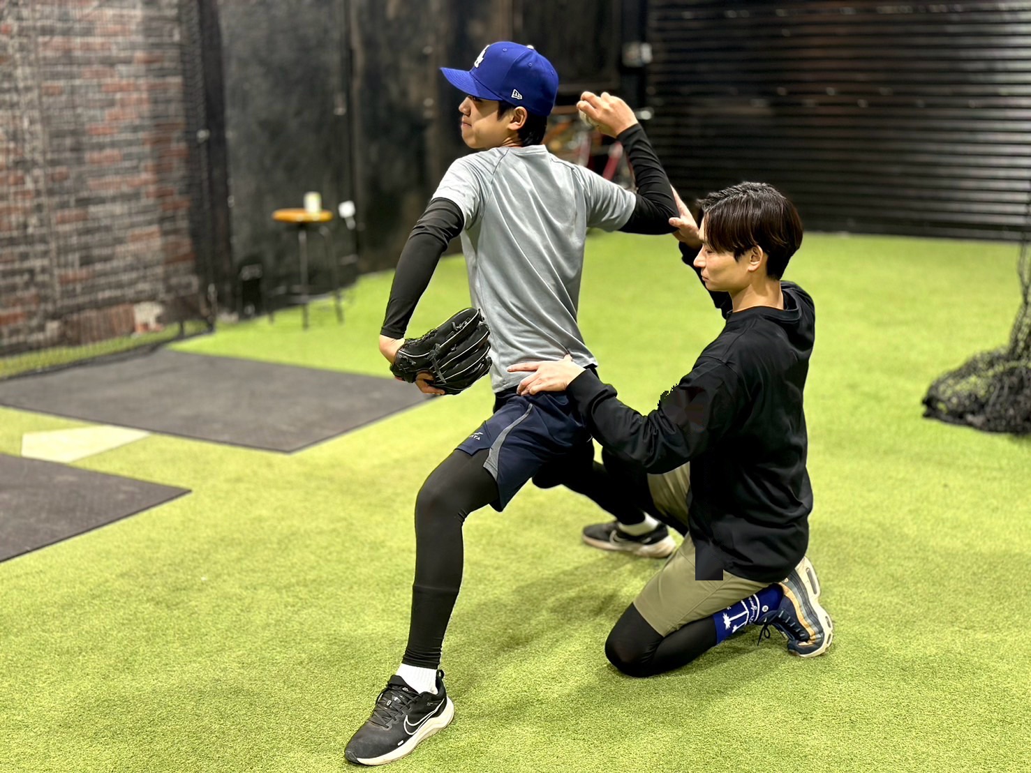 投球フォームを確認しながら指導する様子